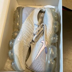 Nike Air Vapormax Flyknit 2 size 9 light gray barely worn